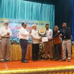 राज्यपाल ने रिटायर्ड विंग कमांडर सरिता को सम्मानित किया