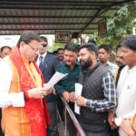 छठ पूजा के आखिरी दिन श्रद्धालुओं ने उगते सूर्य को दिया अर्घ्य