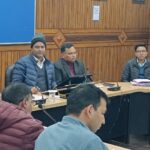 सड़क में दिखी सरिया तो डीएम की चढ़ी भृकुटि