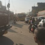 गांधी की प्रतिमा पर चस्पा विवि के आदेश को पूर्व मंत्री ने फाड़ा