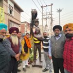 श्रमिकों ने जलाईं श्रम संहिताओं की प्रतियां