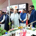 डीएम ने कीवी प्रशिक्षण को किसानों के दल को हरी झंडी दिखाकर किया रवाना