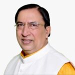 संतों के बताए मार्ग पर चलना चाहिए