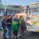 डीएम मनीष ने की मुख्यमंत्री संस्कृति संवर्धन किट भेंट