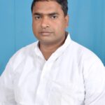 आइएएस बने अनुज को डीएम मनीष ने किया सम्मानित