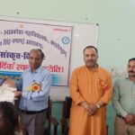 विदेश मंत्रालय में एएसओ बने संदीप, टैक्स असिस्टेंट सौरभ को जिलाधिकारी ने किया सम्मानित