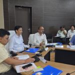 डीएम का अनोखा अंदाज़, खेत में उतरकर की गेहूं कटाई