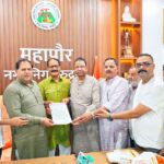 प्रभारी सचिव ने विकास भवन में की विकास योजनाओं की समीक्षा