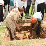 करंट लगने से पीएसी कांस्टेबल की मौत   रुद्रपुर।(लोक निर्णय) 31वीं वाहिनी पीएसी में तैनात एक कांस्टेबल की सोमवार को करंट लगने से दर्दनाक मौत हो गई। वह ड्यूटी पूरी करने के बाद अपने घर पहुंचे थे। बिजली की खराबी दूर करने के लिए पोल पर चढ़े, तभी करंट की चपेट में आ गए और नीचे गिर पड़े। जिससे उनके सिर में गंभीर चोट आई। 36 वर्षीय धर्मेंद्र सिंह रावत पुत्र लाल सिंह अपने परिवार के साथ बगवाड़ा ग्रीन व्यू कॉलोनी में रहते थे। सोमवार को उनकी ड्यूटी शाम चार बजे तक थी। ड्यूटी समाप्त होने के बाद वह घर पहुंचे। बताया जा रहा है कि घर पर बिजली न होने के कारण वह मरम्मत के लिए बिजली के पोल पर चढ़ गए। इसी दौरान अचानक करंट लगने से वह नीचे गिर गए और गंभीर रूप से घायल हो गए।घटना के बाद परिजन और आसपास के लोग उन्हें तत्काल एक निजी अस्पताल ले गए, जहां से प्राथमिक उपचार के बाद जिला अस्पताल रेफर कर दिया गया। जिला अस्पताल पहुंचने पर चिकित्सकों ने उन्हें मृत घोषित कर दिया।सूचना पर पुलिस मौके पर पहुंचकर शव कब्जे में लेकर पोस्टमार्टम के लिए भेज दिया। कालोनी के कमलेश माजिला व अन्य लोगों ने अस्पताल पहुंचकर शोक जताया।31वीं वाहिनी पीएसी के सहायक सेनानायक मिथिलेश सिंह ने बताया कि धर्मेंद्र सिंह रावत डी कंपनी में कांस्टेबल पद पर तैनात थे। वह विभाग की अनुमति से अपने निजी आवास में रह रहे थे। सोमवार को ड्यूटी समाप्त होने के बाद वह घर चले गए थे, जहां यह हादसा हो गया।