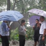 चंपावत बाजार में पनीर व दूध के सैंपल लिए