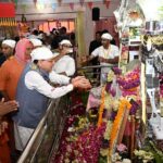 चंपावत बाजार में पनीर व दूध के सैंपल लिए