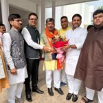 मुख्य चुनाव आयुक्त को बर्खास्त करने की मांग को एडीएम को सौंपा ज्ञापन