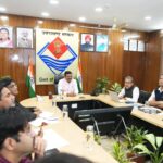 बर्बाद फसल का मुआवजा देने को सपा का प्रतिनिधिमंडल डीएम से मिला